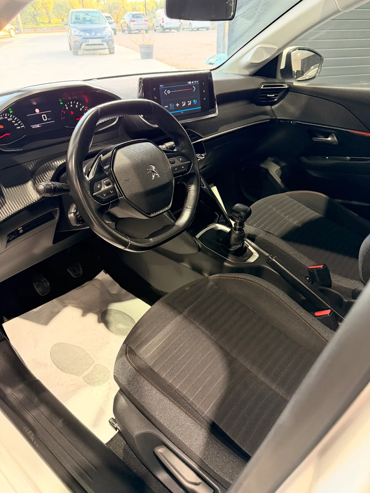 PEUGEOT 208 — foto 3