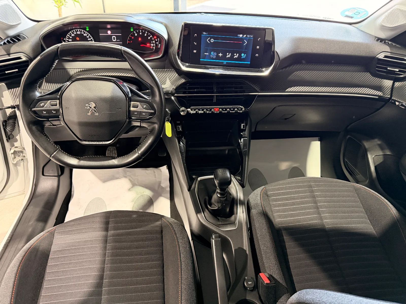 PEUGEOT 208 — foto 4