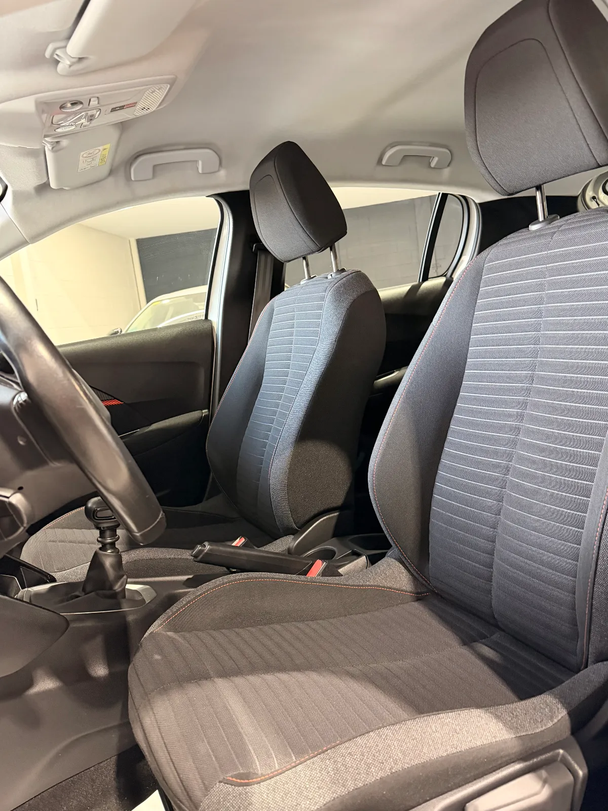 PEUGEOT 208 — foto 5