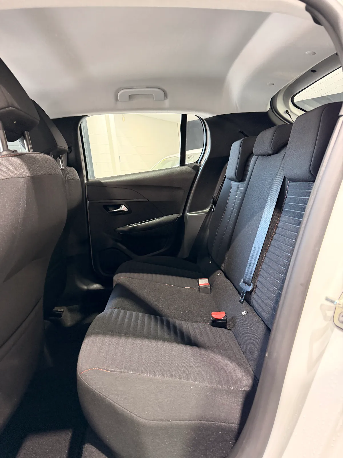 PEUGEOT 208 — foto 6