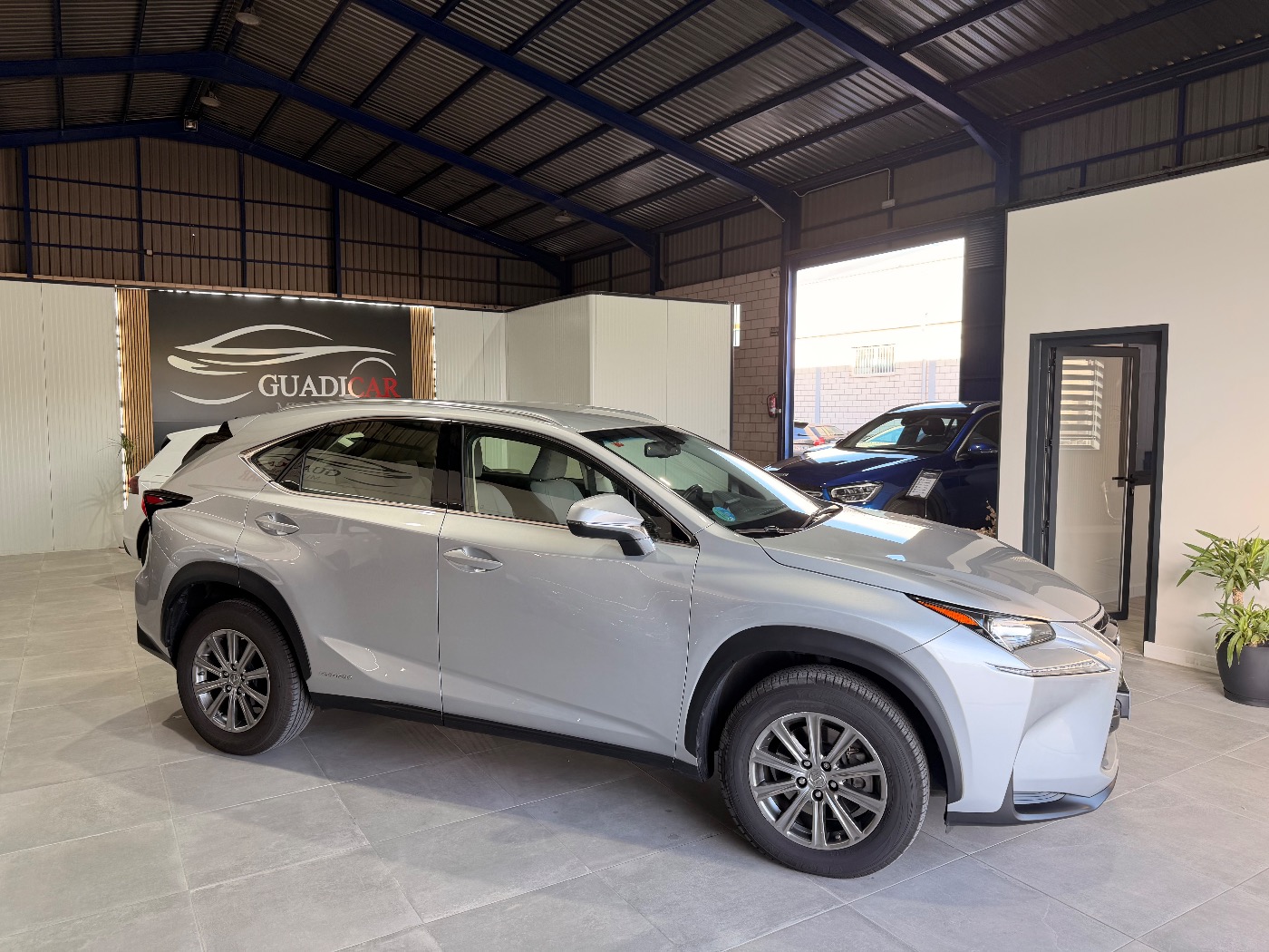 Lexus NX 300h — foto 2