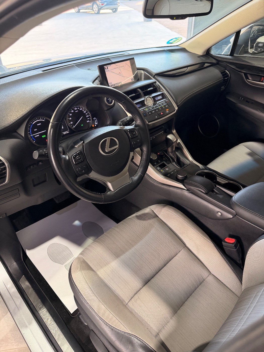 Lexus NX 300h — foto 3