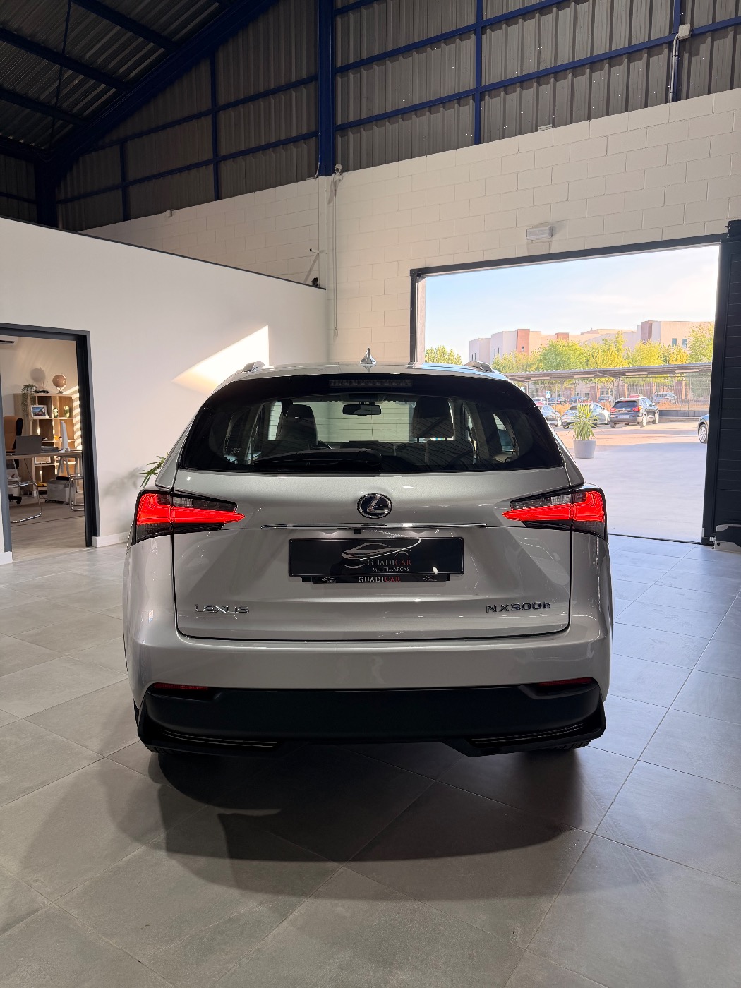 Lexus NX 300h — foto 10